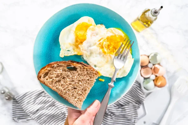 Deitado Pequeno Almoço Simples Com Ovos Sobre Pão Trigo Fácil — Fotografia de Stock