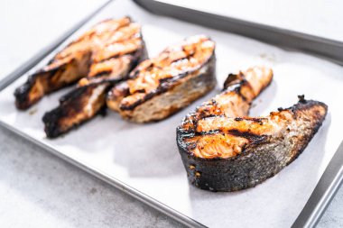 Parşömen kağıdıyla ızgara somon bifteği..