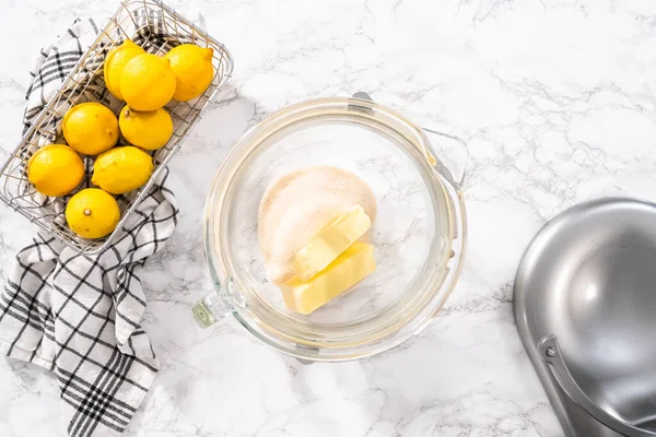 Limonlu Kek Için Hamura Malzemeleri Karıştırıyorum — Stok fotoğraf