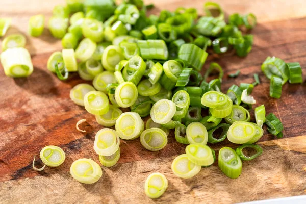 Corte Cebollas Verdes Orgánicas Una Tabla Cortar Madera —  Fotos de Stock