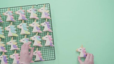 Adım adım. Tek boynuzlu at şekerli kurabiyeleri kraliyet kremalı süslemek..