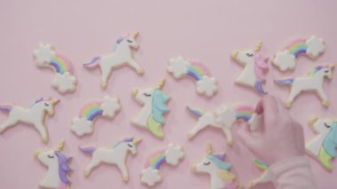 Adım adım. Tek boynuzlu at şekerli kurabiyeleri kraliyet kremalı süslemek..