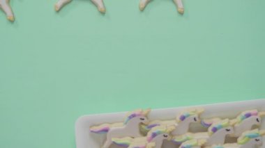 Adım adım. Tek boynuzlu at şekerli kurabiyeleri kraliyet kremalı süslemek..