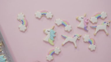 Adım adım. Tek boynuzlu at şekerli kurabiyeleri kraliyet kremalı süslemek..