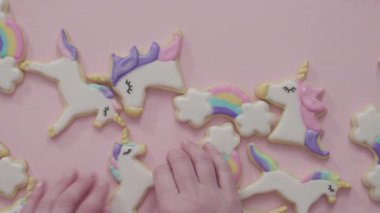 Adım adım. Tek boynuzlu at şekerli kurabiyeleri kraliyet kremalı süslemek..