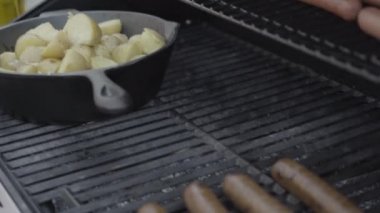 Açık hava gaz ızgarasında ızgara sebze, mısır ve mantar..