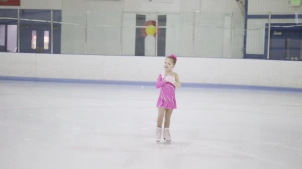 Little Figure Skater Dalam Gaun Merah Muda Berlatih Arena Dalam — Stok Video