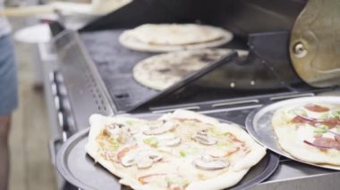 Açık hava ızgarasında pizza pişirmek..