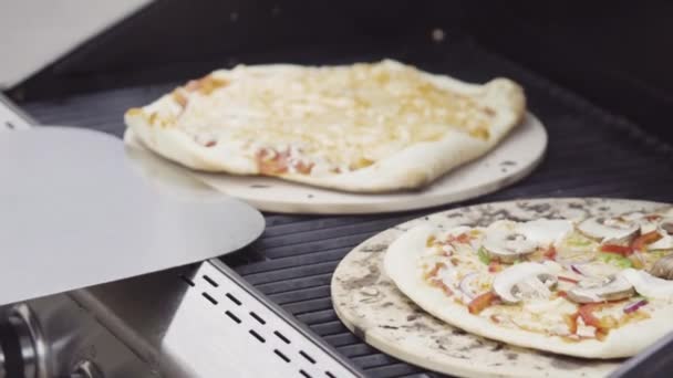 Cozinhar Pizza Churrasqueira Gás Livre — Vídeo de Stock