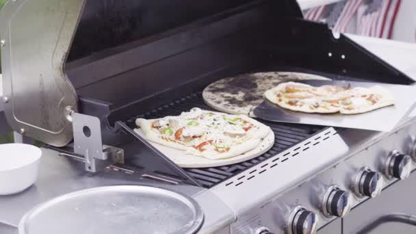 Готовить Пиццу Открытом Газовом Гриле — стоковое видео
