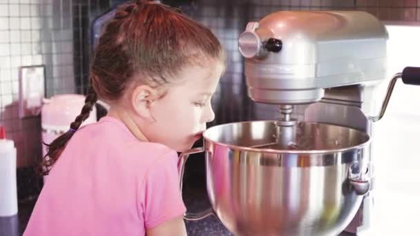 Petite Fille Aidant Cuire Des Gâteaux Mini Livre Dans Des — Video