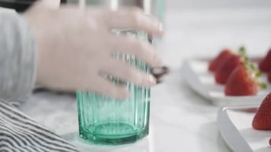 Adım adım. Çikolatalı çilek hazırlamak için çikolata parçacıkları eritiyorum..