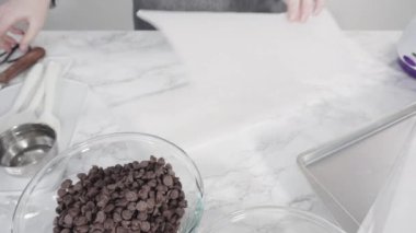 Adım adım. Mermer bir yüzeyde çikolata soslu çilek hazırlamak için gerekli malzemeler..