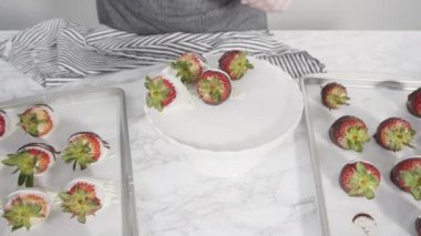 Düz yatıyordu. Adım adım. Çeşitli çikolatalı çilekler. 