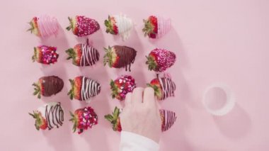 Düz yatıyordu. Adım adım. Çeşitli çikolatalı çilekler. 