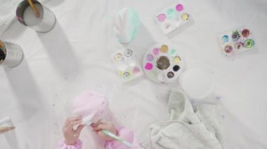 Küçük kız COVID-19 salgınında evde uzaktan öğrenim için sanat projesi üzerinde çalışıyor..