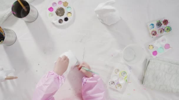 Kislány Dolgozik Művészeti Projekt Távoktatás Otthon Alatt Covid Pendemic — Stock videók
