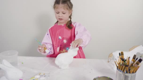 Mała Dziewczynka Pracująca Nad Projektem Artystycznym Nauki Odległość Domu Podczas — Wideo stockowe