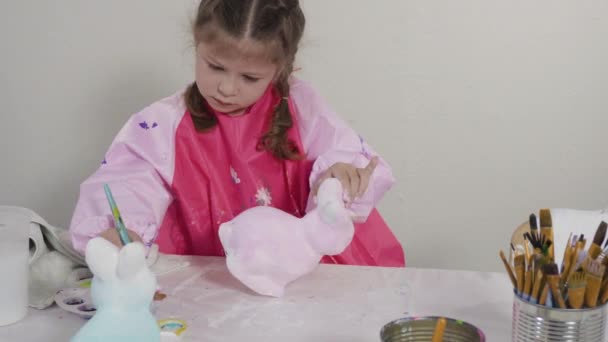 Маленькая Девочка Работает Над Своим Художественным Проектом Дистанционного Обучения Дома — стоковое видео