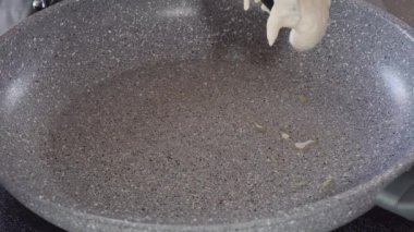 Elektrikli ocakta kefir tabanlı krep pişiriyorum..