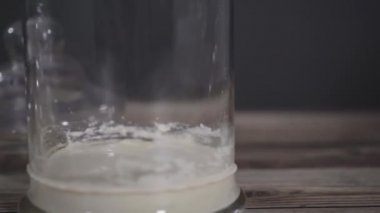 Ekşi mayalı ekmek pişirmek için cam bir mason kavanozunda başlangıç yapıyorum..