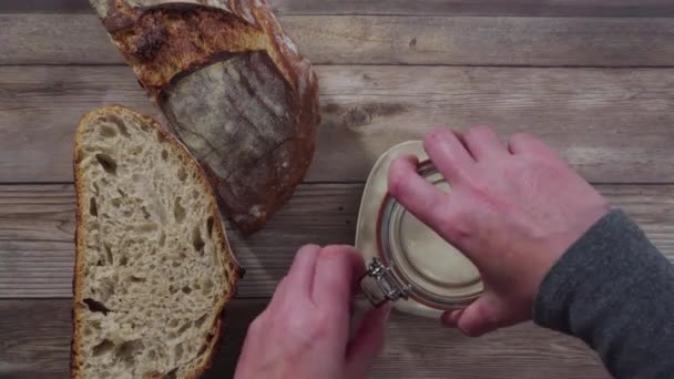 Leżeć Płasko Pieczenie Chleba Pszennego Domowej Roboty Odlewanym Piecu Holenderskim — Wideo stockowe