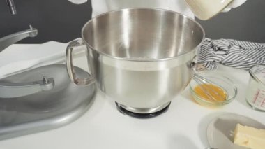 Adım adım. Üç katlı vanilyalı kek pişirmek için kek hamurunu dijital mutfak terazisiyle ölçmek.