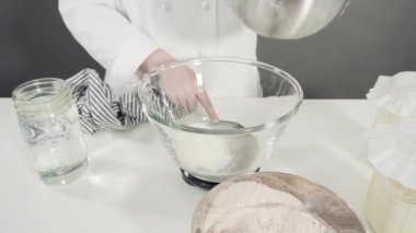 Adım adım. Üç katlı vanilyalı kek pişirmek için kek hamurunu dijital mutfak terazisiyle ölçmek.