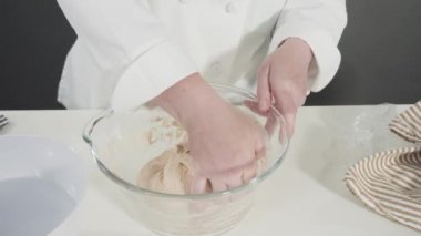 Tarçınlı rulo pişirmek için elle hamur örüyorum..