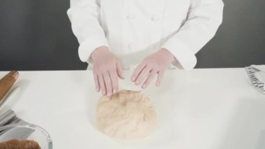 Tarçınlı rulo pişirmek için elle hamur örüyorum..