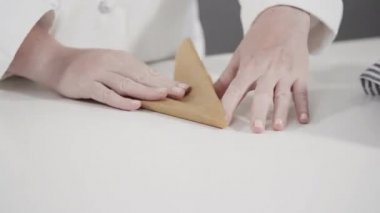 Ev yapımı mayalı buğday ekmeğini dökme demir Hollanda fırınında pişirmek.