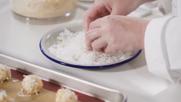 烘烤纸上未烘烤的面团勺烘焙椰子饼干 — 图库视频影像