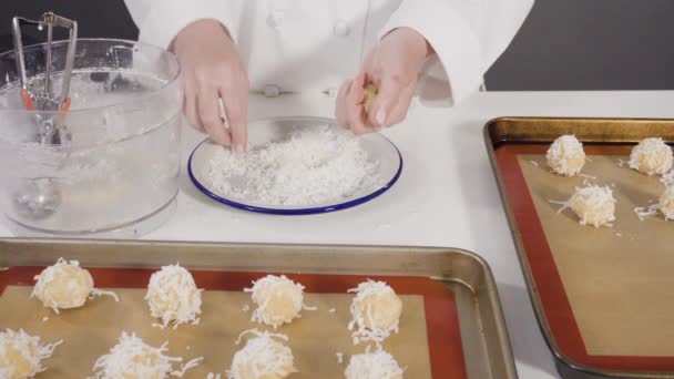 烘烤纸上未烘烤的面团勺烘焙椰子饼干 — 图库视频影像