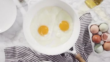 Beyaz tavada taze yumurta kızartıyorlar..