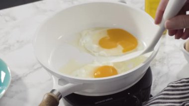 Beyaz tavada taze yumurta kızartıyorlar..