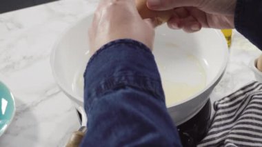 Adım adım. Bardak karıştırma kabında klasik sığır etli rulo köfte tarifi karışımı..