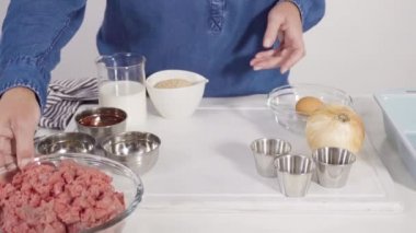 Adım adım. Bardak karıştırma kabında klasik sığır etli rulo köfte tarifi karışımı..