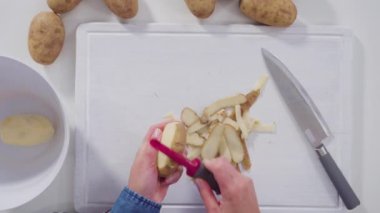 Patates püresi soymak..