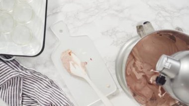 Adım adım. Ev yapımı çikolatalı dondurmayı cam kavanozlara koymak..