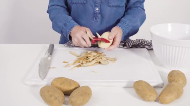 Pelar Las Patatas Para Las Patatas Festoneadas Receta — Vídeo de stock