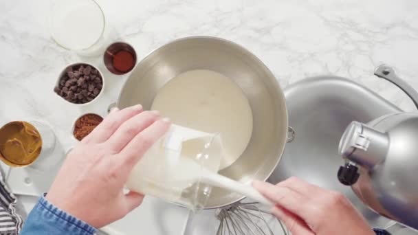 Шаг Шагом Сбор Домашнего Шоколадного Мороженого Стеклянные Банки — стоковое видео