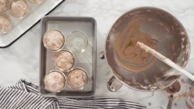 Adım adım. Ev yapımı çikolatalı dondurmayı cam kavanozlara koymak..