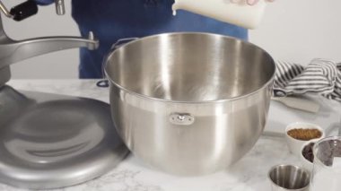 Adım adım. Ev yapımı çikolatalı dondurmayı cam kavanozlara koymak..