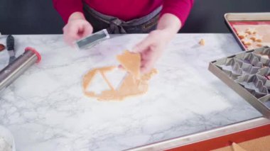 Mermer arka planda büyük bir Noel kurabiyesi kesicisi.