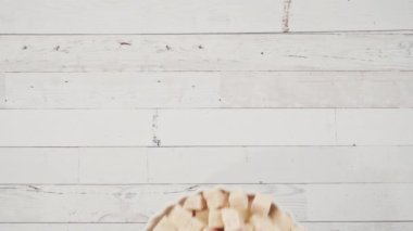 Çubuk şekerlemeleri küçük küplere ayırmak.