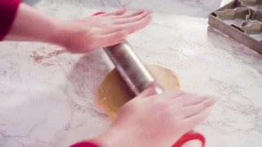 Noel kurabiyeleri pişirmek için şekerli kurabiye hamuru hazırlıyorum..