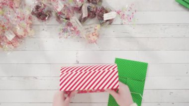 Adım adım. Ev yapımı şekerleme ve kurabiyeleri Noel hediyesi kutusuna koymak.