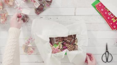 Hediyeler için ev yapımı zencefilli ekmek ve şeker Noel kurabiyeleri paketliyorum..