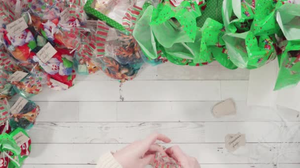 Βήμα Βήμα Συσκευασία Σπιτική Fudge Και Μπισκότα Ένα Χριστουγεννιάτικο Κουτί — Αρχείο Βίντεο