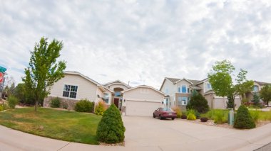 Denver, Colorado, ABD-19 Temmuz 2020 - Bir yaz sabahı tipik banliyö manzarası.